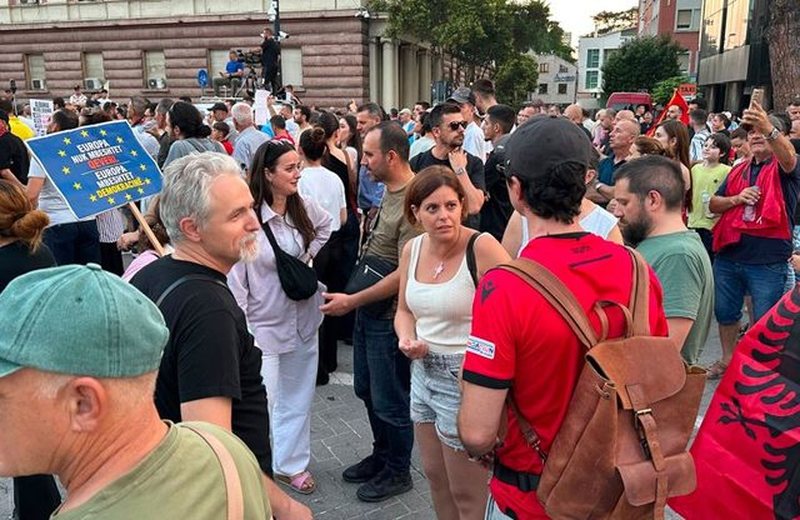 FOTOLAJM/ Protesta e 28 p&euml;r largimin e Ram&euml;s, eurodeputetja italiane