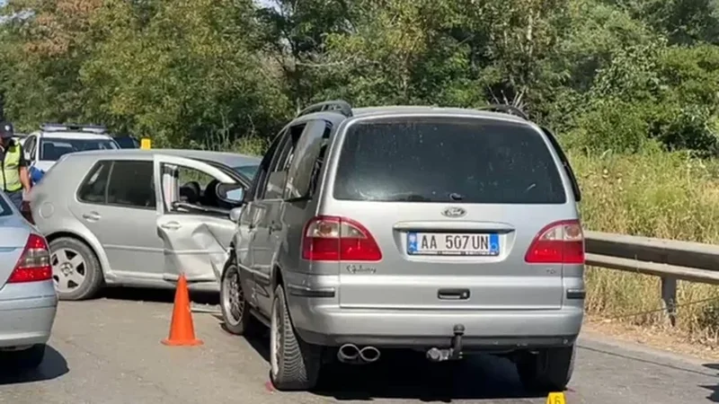 Aksident n&euml; aksin Fier-Levan/ P&euml;rplasen dy automjetet me