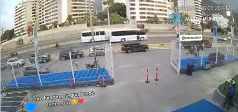 VIDEO dramatike nga t&euml;rmetet/ Pallati gjigant shembet brenda pak sekondash