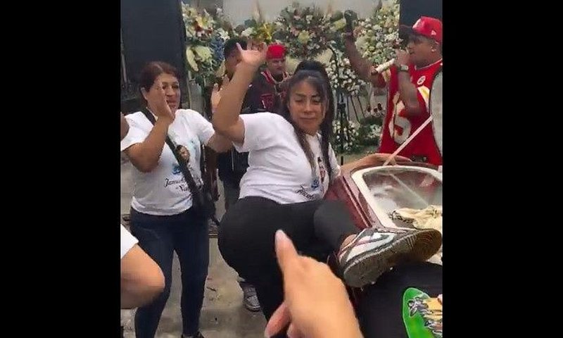 VIDEO/ Lamtumira e &ccedil;uditshme! E veja b&euml;n &ldquo;twerking&rdquo; mbi
