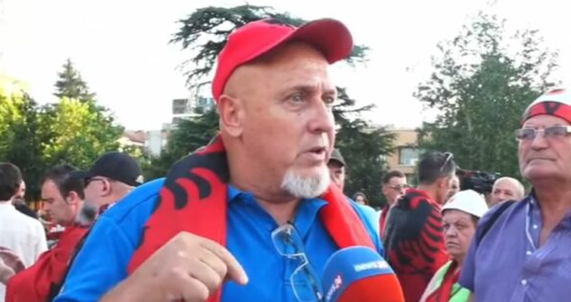 Shqiptari vjen nga Franca p&euml;r protest&euml;n: Nuk largohem pa rr&euml;zuar