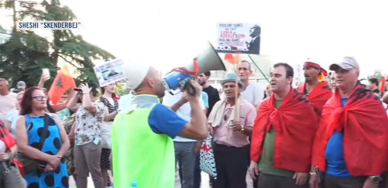 Shqiptar&euml;t 30 dit&euml; revolt&euml;, k&euml;rkojn&euml; dor&euml;heqjen e