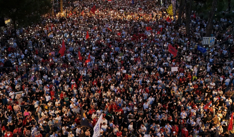 &ldquo;Rama jepe dor&euml;heqjen&rdquo;/ "Lumi" i protestuesve