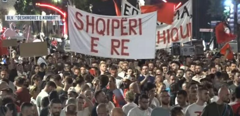 Me banderola, flamuj dhe thirrjet &ldquo;Rama jepe dor&euml;heqjen&rdquo;/