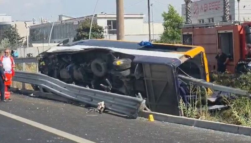 DETAJE/ Autobusi po vinte nga Berati, shoferi dyshohet se p&euml;soi infarkt, 14