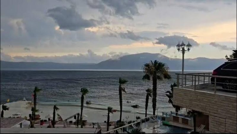 Stuhi vere n&euml; Vlor&euml; e Himar&euml;, pushuesit l&euml;n&euml; plazhet,
