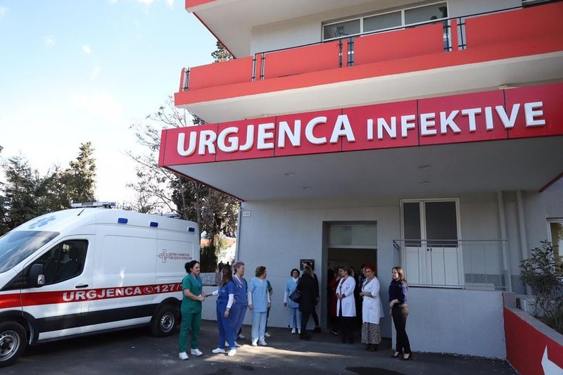 I nxehti mbush spitalet, mbi 400 qytetar&euml; k&euml;rkojn&euml; ndihm&euml;