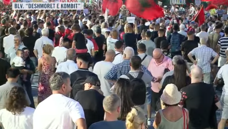&ldquo;Rama kumbar i krimit dhe drog&euml;s! Fuck you&rdquo;/ Protestuesi