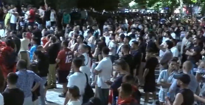 &ldquo;Ju erdhi fundi&rdquo;/ Protestuesit kalojn&euml; para Parlamentit: Rama