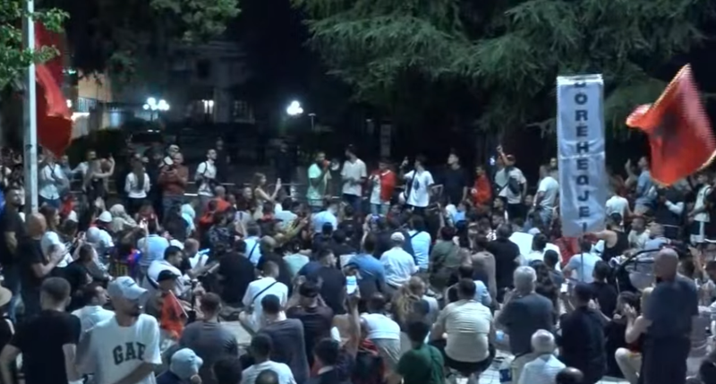 'Parlamenti krimit'/ Protestuesit ulen n&euml; shenj&euml;