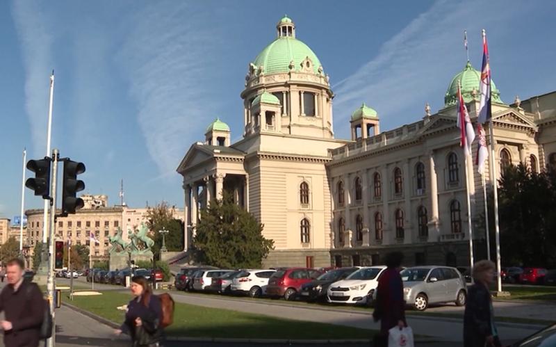 Serbia sfidon Per&euml;ndimin, Vu&ccedil;i&ccedil; zbulon arm&euml;t e reja