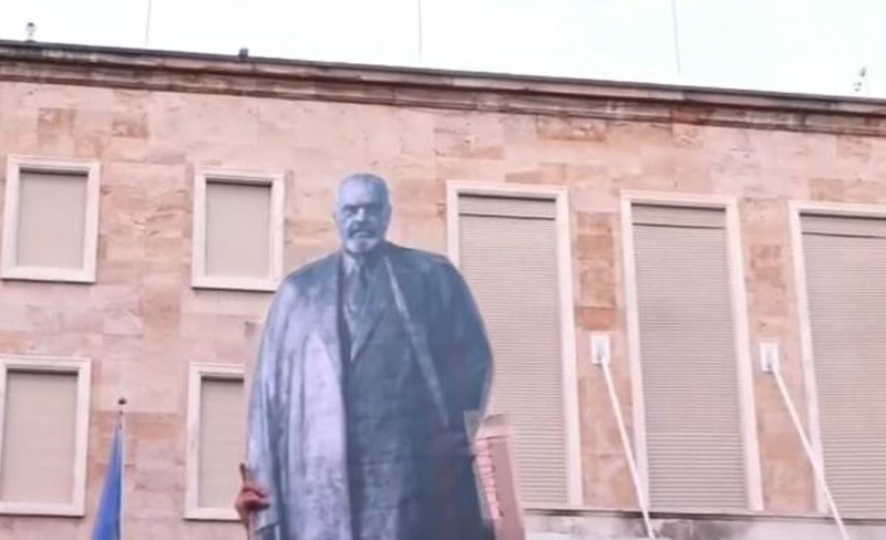 &ldquo;Do t&euml; t&euml; rr&euml;zojm&euml; si Enver Hoxha&rdquo;/ Protestuesit