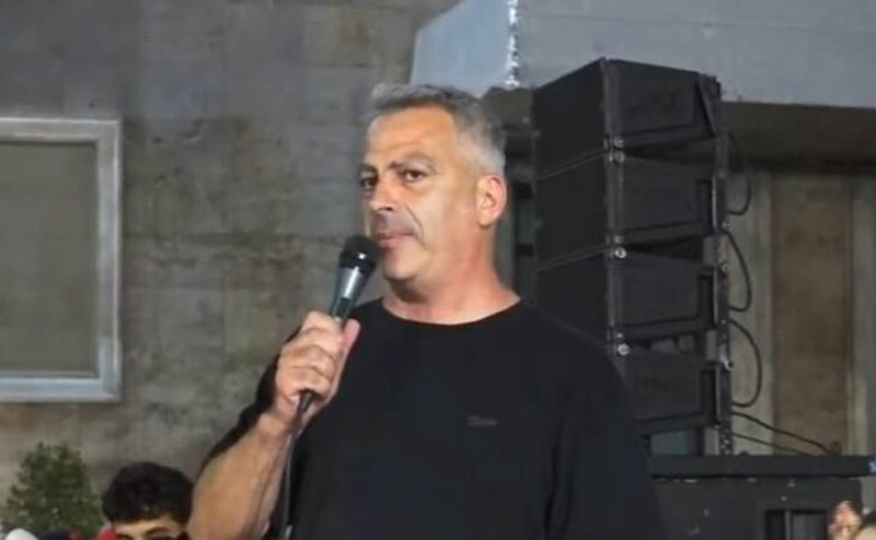"Mos kini frik&euml;"/ Protestuesi thirrje qytetar&euml;ve: Nes&euml;r
