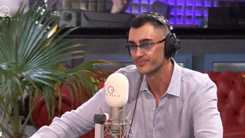 &ldquo;E k&euml;rkoj prezenc&euml;n e tij, kur m&euml; mungon&rdquo;/ Drini Zeqo