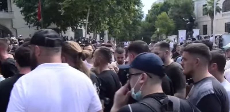 Policia arrestoi disa protestues para Parlamentit, aktivist&euml;t nisen drejt