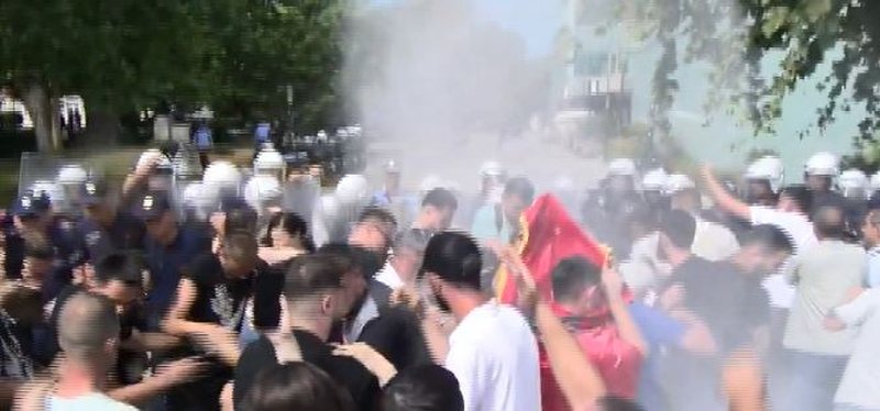 U ndaluan gjat&euml; tensioneve n&euml; protest&euml;n para Kuvendit, 4