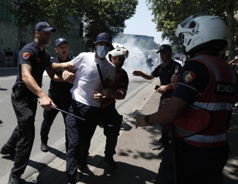 AGSH d&euml;non sulmet ndaj gazetar&euml;ve gjat&euml; protest&euml;s para