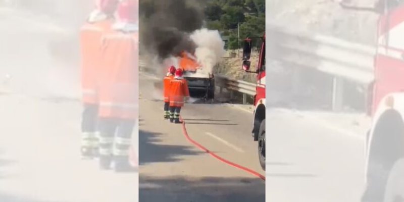 Makina p&euml;rfshihet nga flak&euml;t n&euml; Vlor&euml;, automjeti digjet