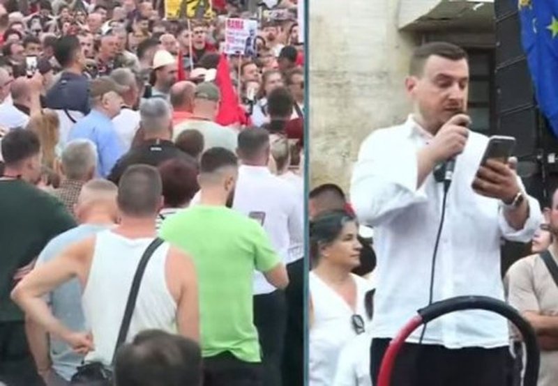 Gazetari Muka lexon komunikat&euml;n e grupit koordinues t&euml; protest&euml;s:
