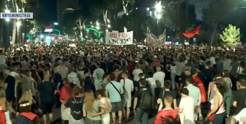 &ldquo;Rama jepe dor&euml;heqjen&rdquo;/ Mbyllet protesta e 33-t&euml; para