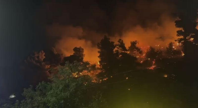 Zjarr masiv n&euml; malin e Sh&euml;ngjinit, flak&euml;t p&euml;rfshijn&euml;