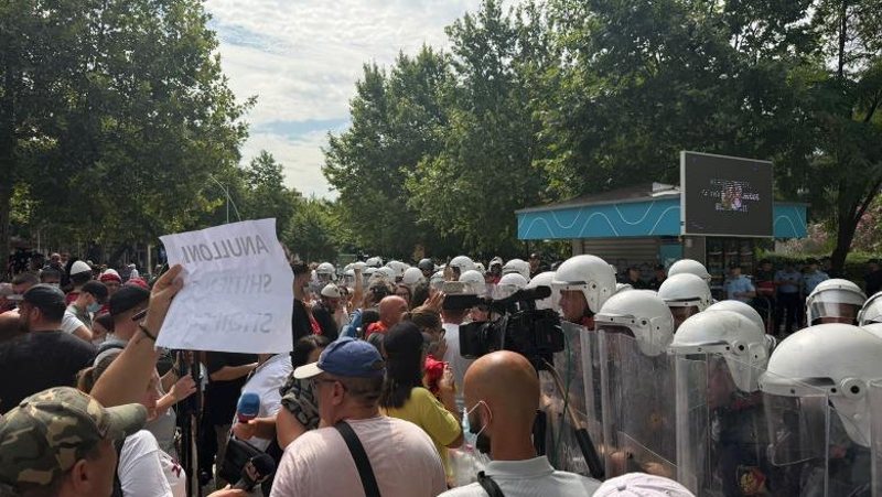 Arrestimi p&euml;r protest&euml;n/ Denoncimi i avokatit: I burgosuri q&euml;