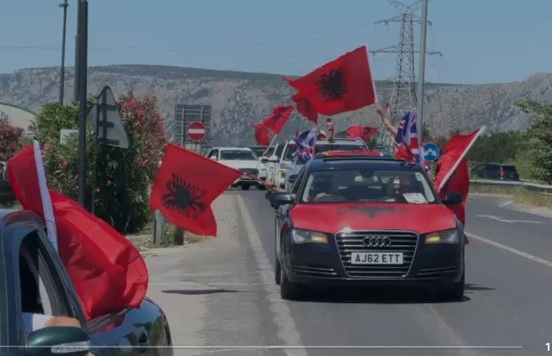 Protest&euml; komb&euml;tare p&euml;r largimin e Ram&euml;s, autokolona