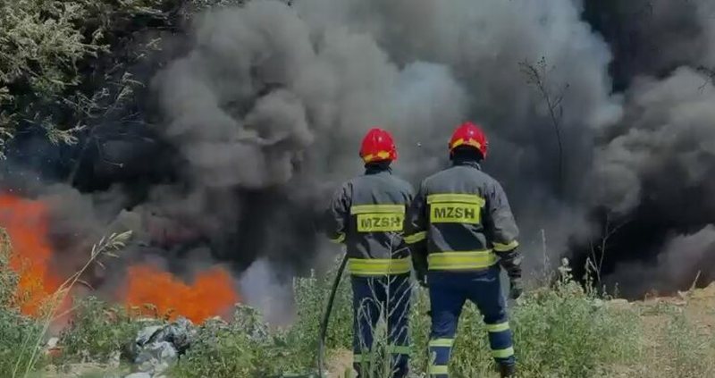 P&euml;rfshihet nga flak&euml;t nj&euml; varrez&euml; makinash, nj&euml; re e