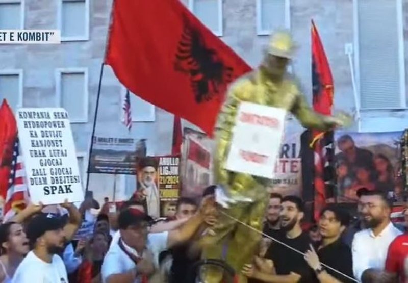 &lsquo;Diktatori i fundit&rsquo;, student&euml;t rr&euml;zojn&euml;