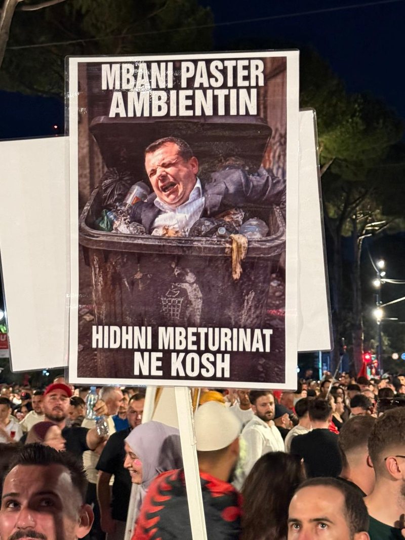 Arkivol, tort&euml; betoni dhe qirinj, protesta e &ldquo;dit&euml;lindjes&rdquo;