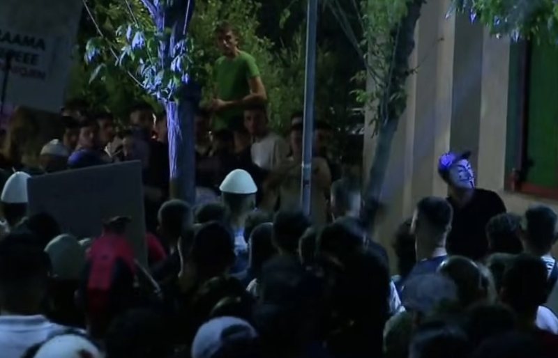 Revolt&euml; te &ldquo;Mine Peza&rdquo;/ Disa persona thyejn&euml; xhamat e