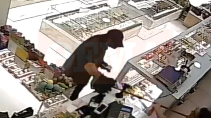 VIDEO/ Grabit&euml;si i maskuar hyn n&euml; pasti&ccedil;eri, punonj&euml;sja