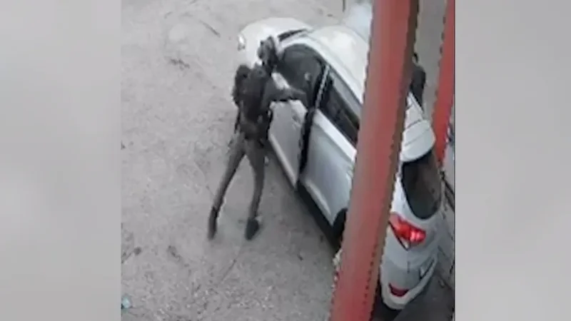 VIDEO/ Polici izraelit filmohet duke hedhur nj&euml; granat&euml; tymuese brenda