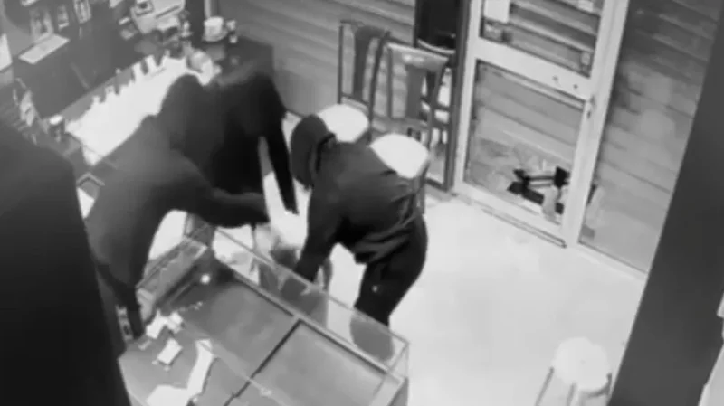 VIDEO/ Momenti kur hajdut&euml;t zbrazin argjendarin&euml; me kosha mbeturinash