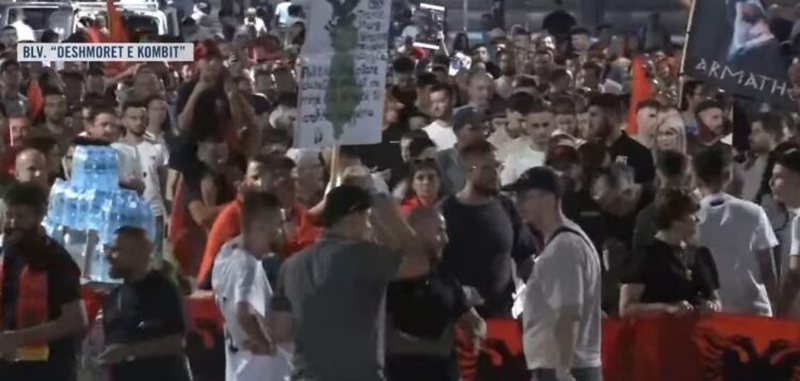 Qytetar&euml;t marshojn&euml; rrug&euml;ve t&euml; Tiran&euml;s: Ju erdhi fundi!
