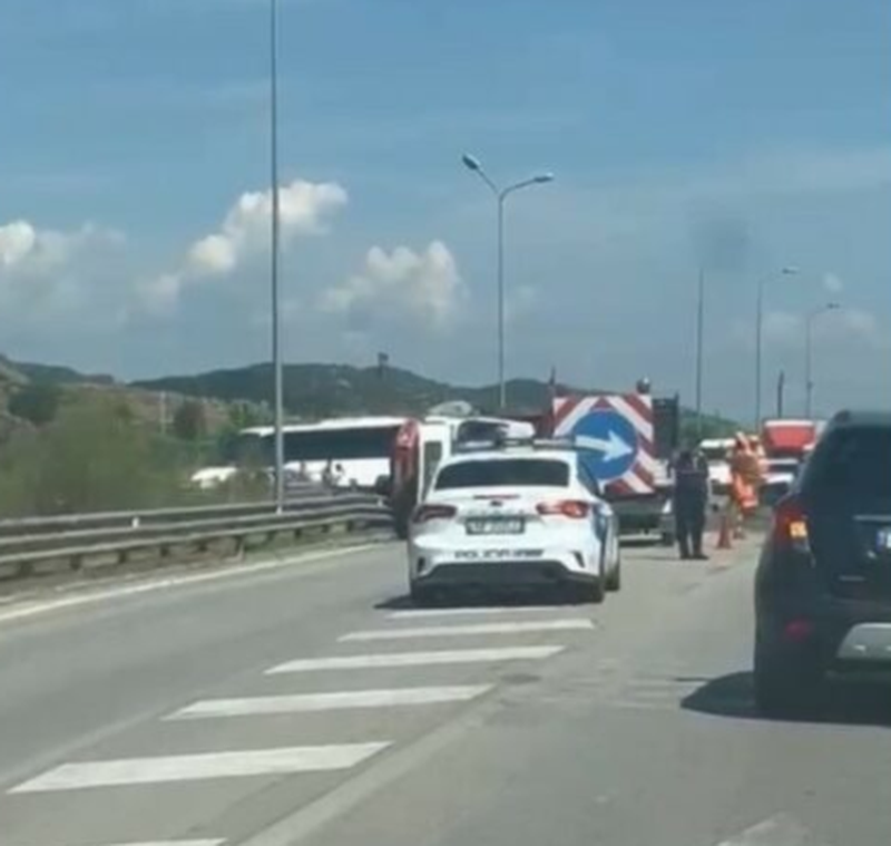 P&euml;rmbyset n&euml; aksin Elbasan-Peqin kamioni me inerte i kompanis&euml;