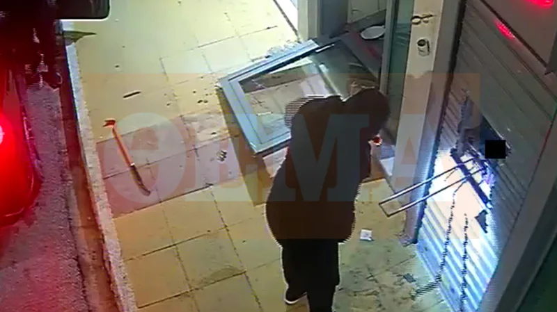 VIDEO nga momenti/ Shihni se si banda kriminale &ccedil;monton dhe grabit