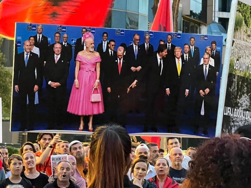 FOTO/ Pankartat pikante nga protesta qytetare: 4 mln euro i duam n&euml;