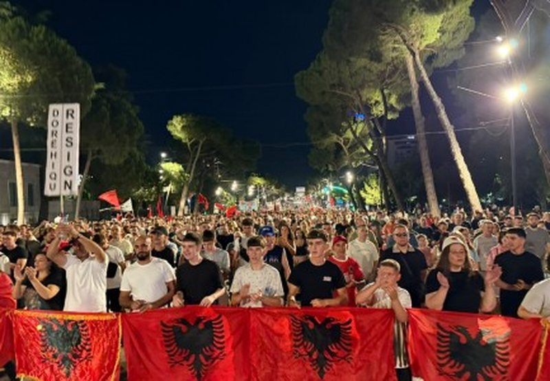 Mbyllet dita e 39-t&euml; e protest&euml;s n&euml; Tiran&euml;/ Qytetar&euml;t