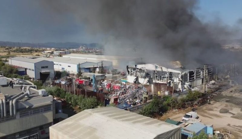 Zjarr n&euml; nj&euml; biznes riciklimi metalesh n&euml; Greqi, plagosen dhjetra