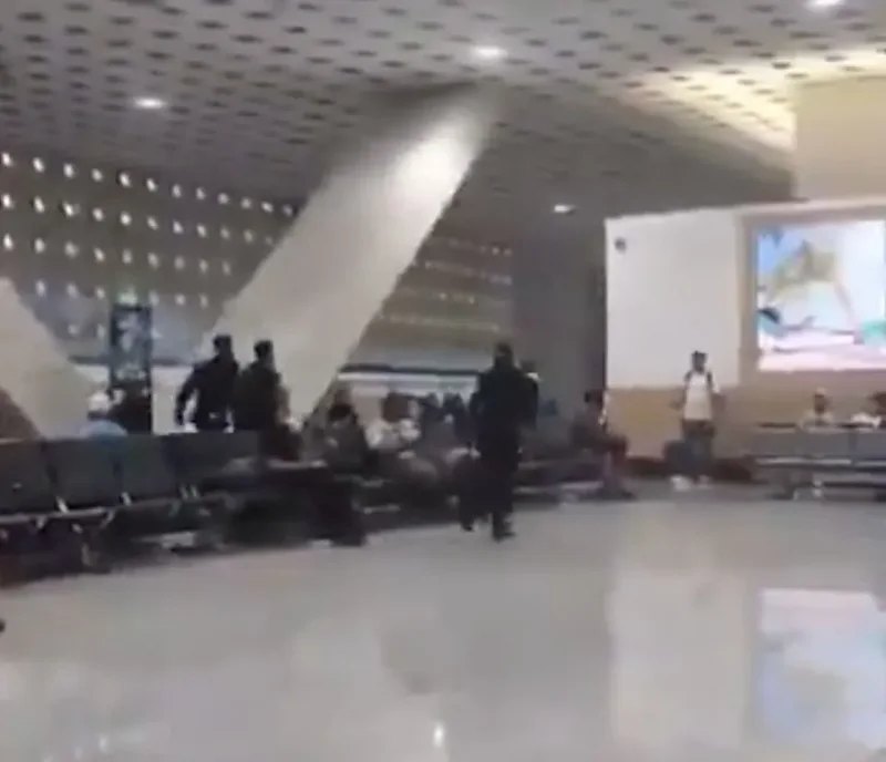 VIDEO/ Momenti trondit&euml;s kur pasagjer&euml;t sulmojn&euml; stafin e