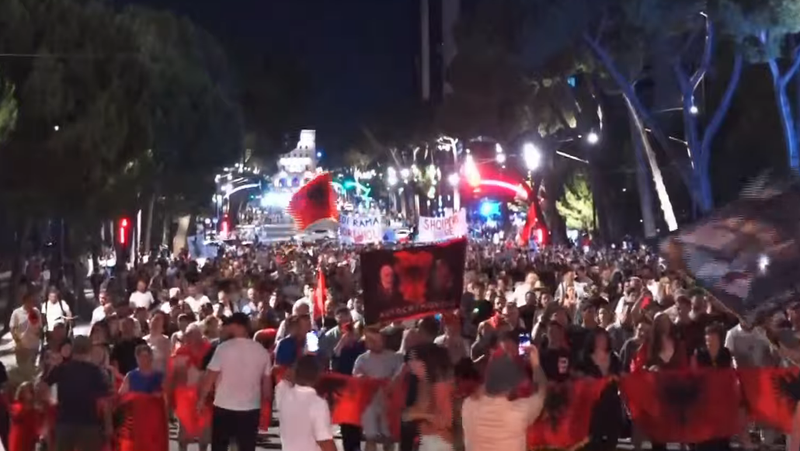 Protesta e 40-t&euml; - Marshimi vijon n&euml; rrug&euml;t e Tiran&euml;s,