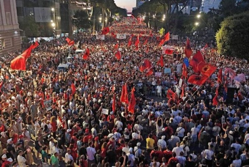 K&euml;rkojn&euml; dor&euml;heqjen e Ram&euml;s, mij&euml;ra protestues mblidhen
