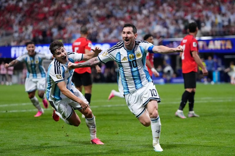 Messi sfidon logjik&euml;n, luan m&euml; shum&euml; duke ecur, por mbetet