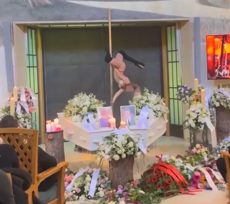 VIDEO/ Amaneti, balerina me veshje &ldquo;hot&rdquo; performon rreth tubit para