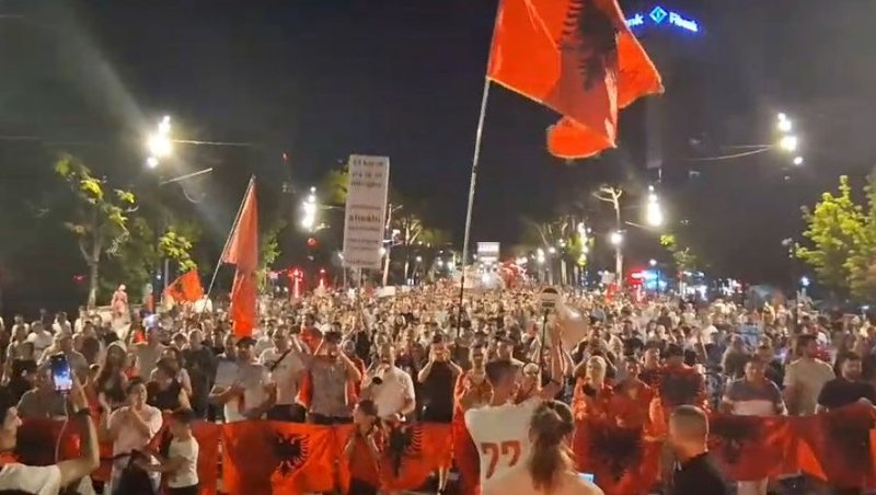Protestuesit marshojn&euml; rrug&euml;ve t&euml; Tiran&euml;s: &Ccedil;ohuni nga
