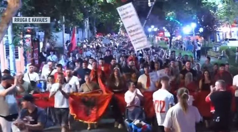 &ldquo;Shqip&euml;ria e rinis&euml;, jo e partis&euml;&rdquo;/ Qytetar&euml;t