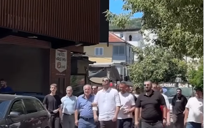 Fishekzjarre p&euml;r lirimin e ish-zyrtarit t&euml; arrestuar, Daniel Gjura
