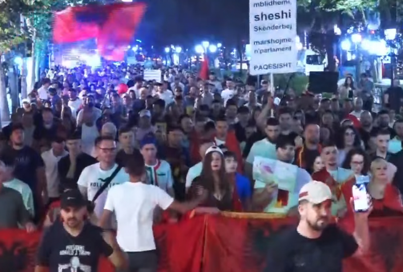 Protestuesit ndalojn&euml; pran&euml; rrug&euml;s s&euml; Ambasadave, thirrje