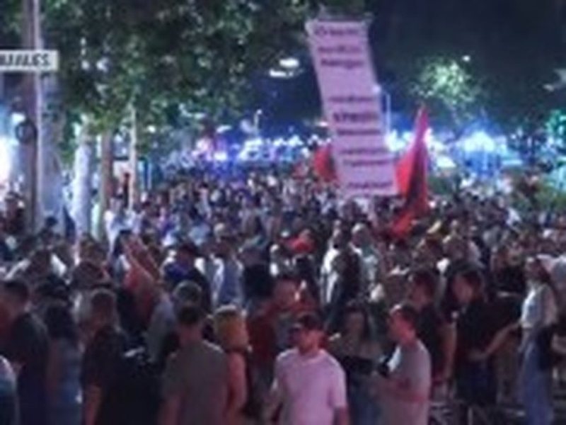 Vijon marshimi, protestuesit ndalen para Rrug&euml;s s&euml; Ambasadave,